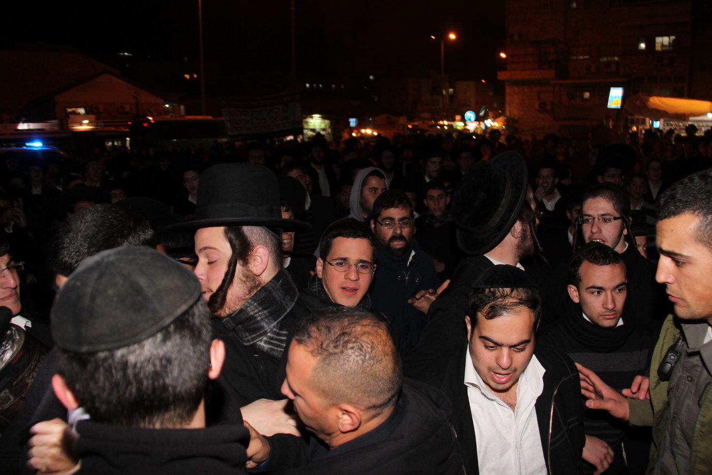 המצור על ציון הגר"ע יוסף: כך נבלמו המתפללים • צפו
