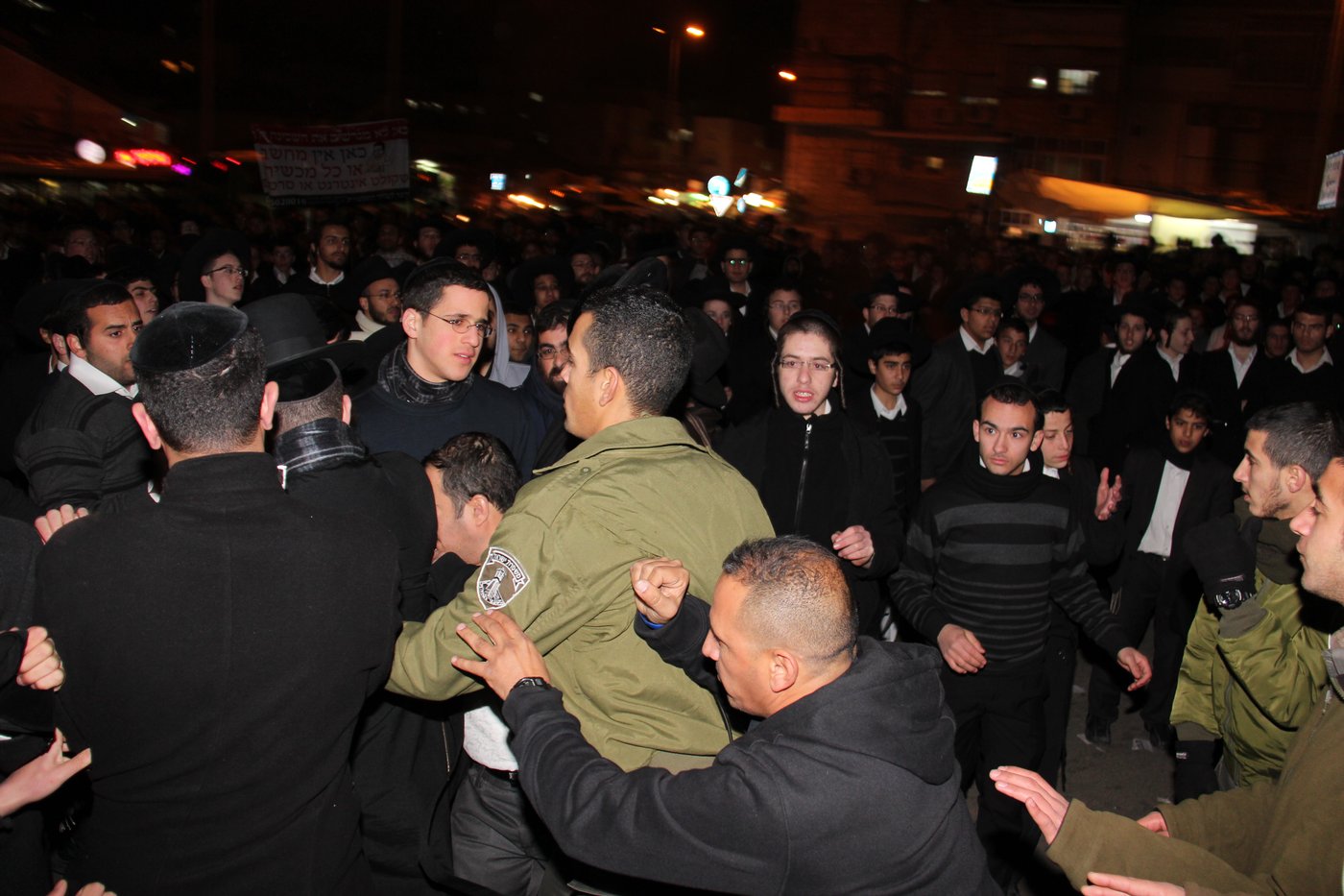 המצור על ציון הגר"ע יוסף: כך נבלמו המתפללים • צפו
