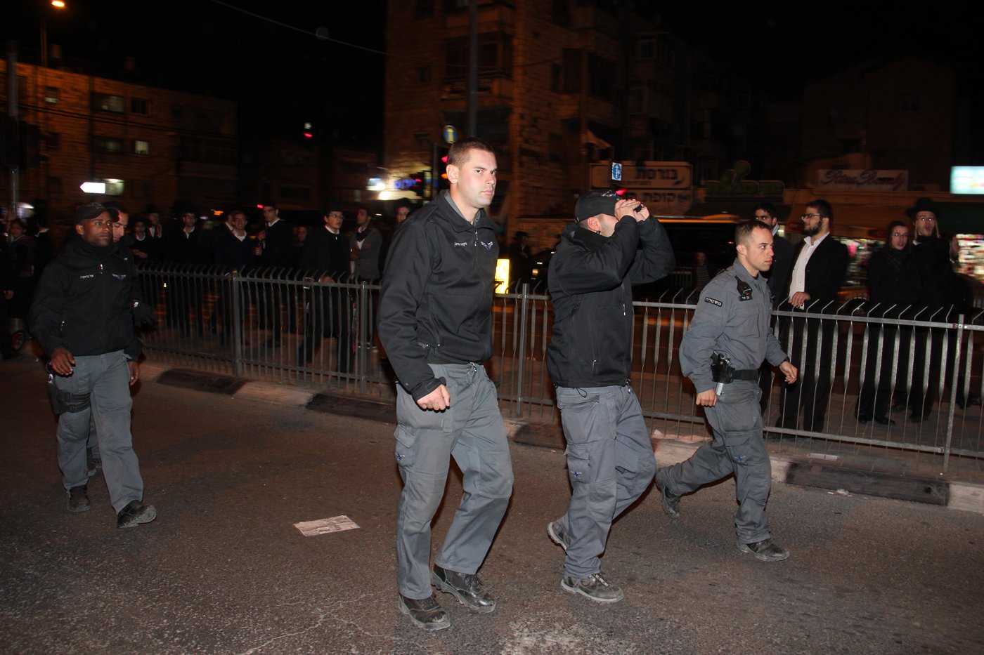 המצור על ציון הגר"ע יוסף: כך נבלמו המתפללים • צפו