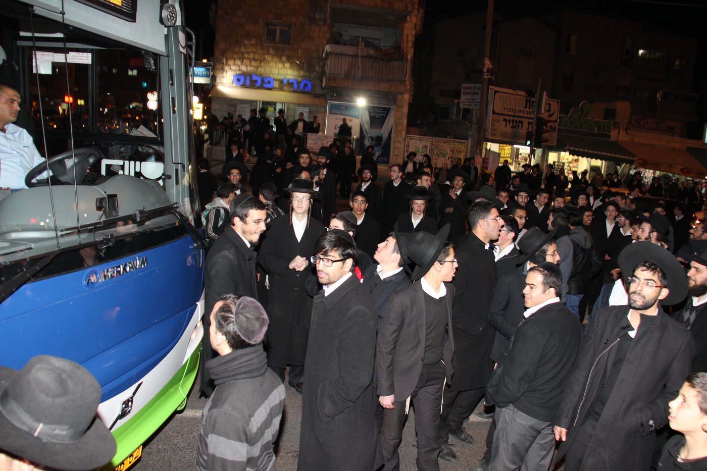 המצור על ציון הגר"ע יוסף: כך נבלמו המתפללים • צפו