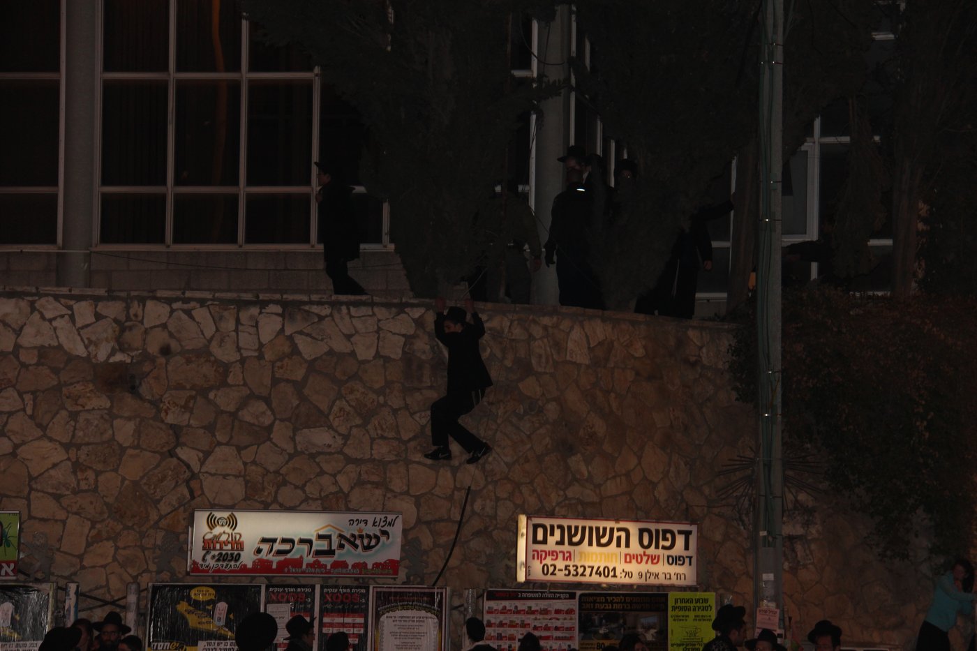 המצור על ציון הגר"ע יוסף: כך נבלמו המתפללים • צפו