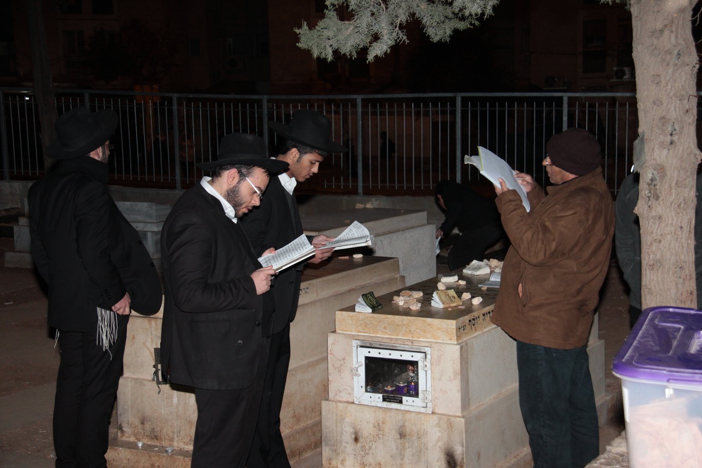 המצור על ציון הגר"ע יוסף: כך נבלמו המתפללים • צפו