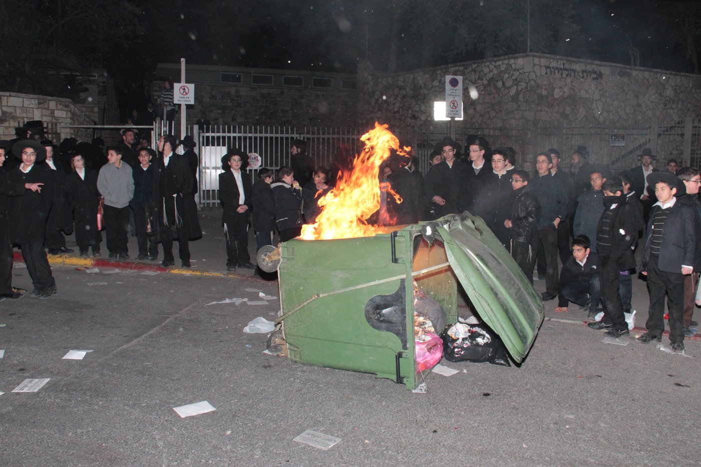 המצור על ציון הגר"ע יוסף: כך נבלמו המתפללים • צפו