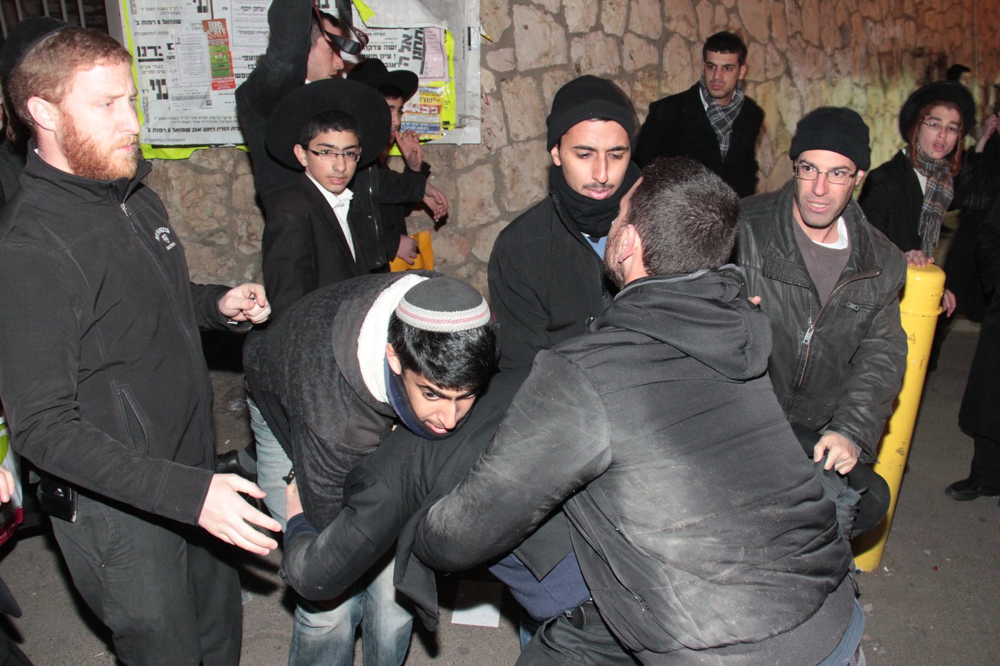 המצור על ציון הגר"ע יוסף: כך נבלמו המתפללים • צפו