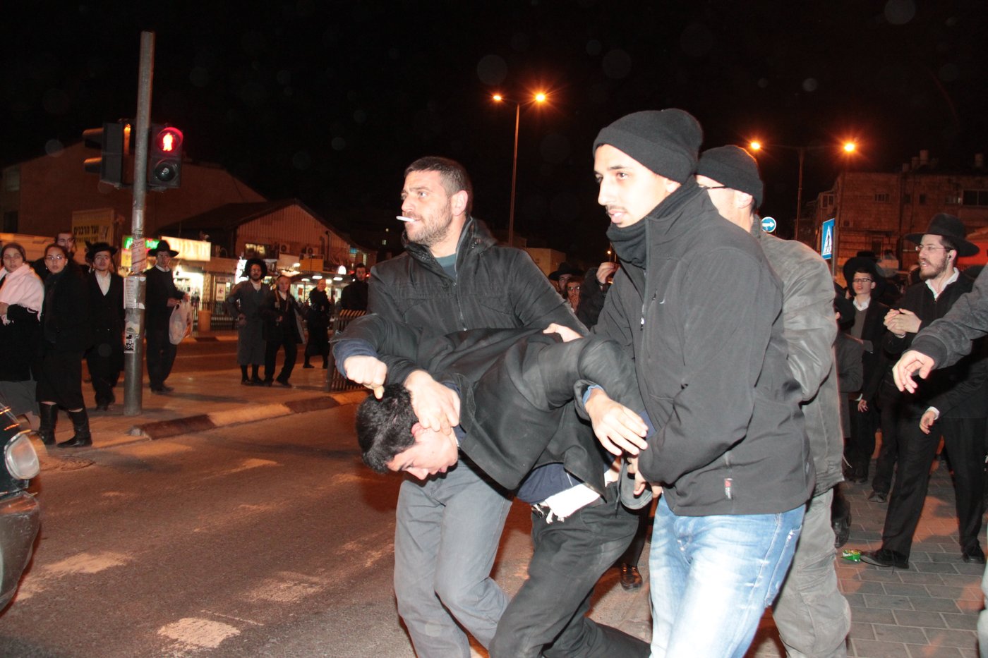 המצור על ציון הגר"ע יוסף: כך נבלמו המתפללים • צפו