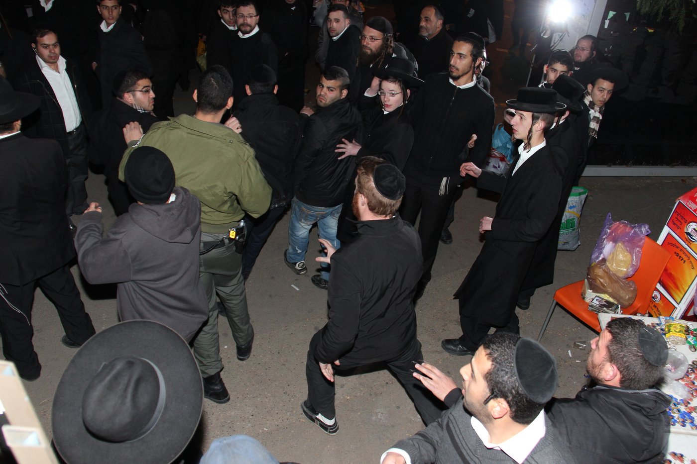 המצור על ציון הגר"ע יוסף: כך נבלמו המתפללים • צפו
