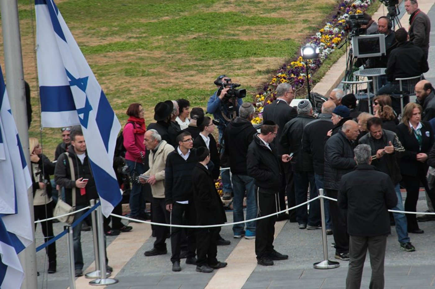 צפו בתיעוד: גם חרדים הגיעו להיפרד מאריאל שרון