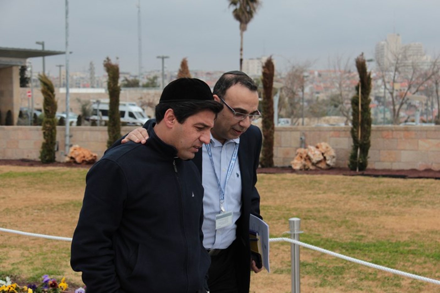 צפו בתיעוד: גם חרדים הגיעו להיפרד מאריאל שרון