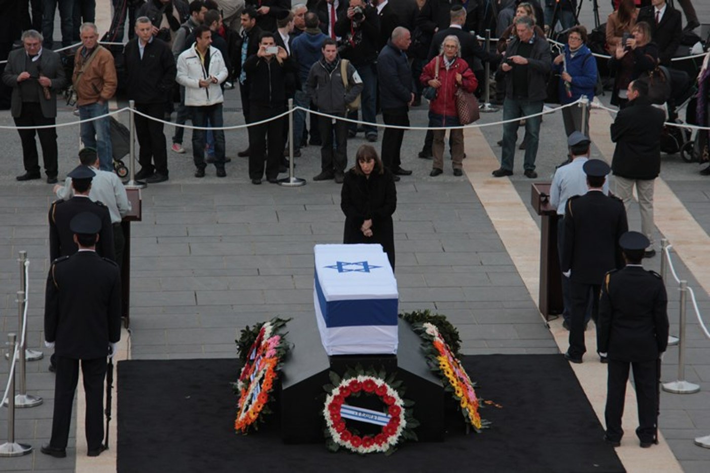 צפו בתיעוד: גם חרדים הגיעו להיפרד מאריאל שרון