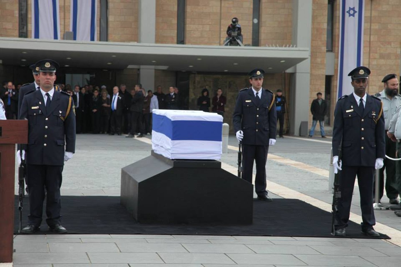 נפרדים מאריאל שרון • גלריה
