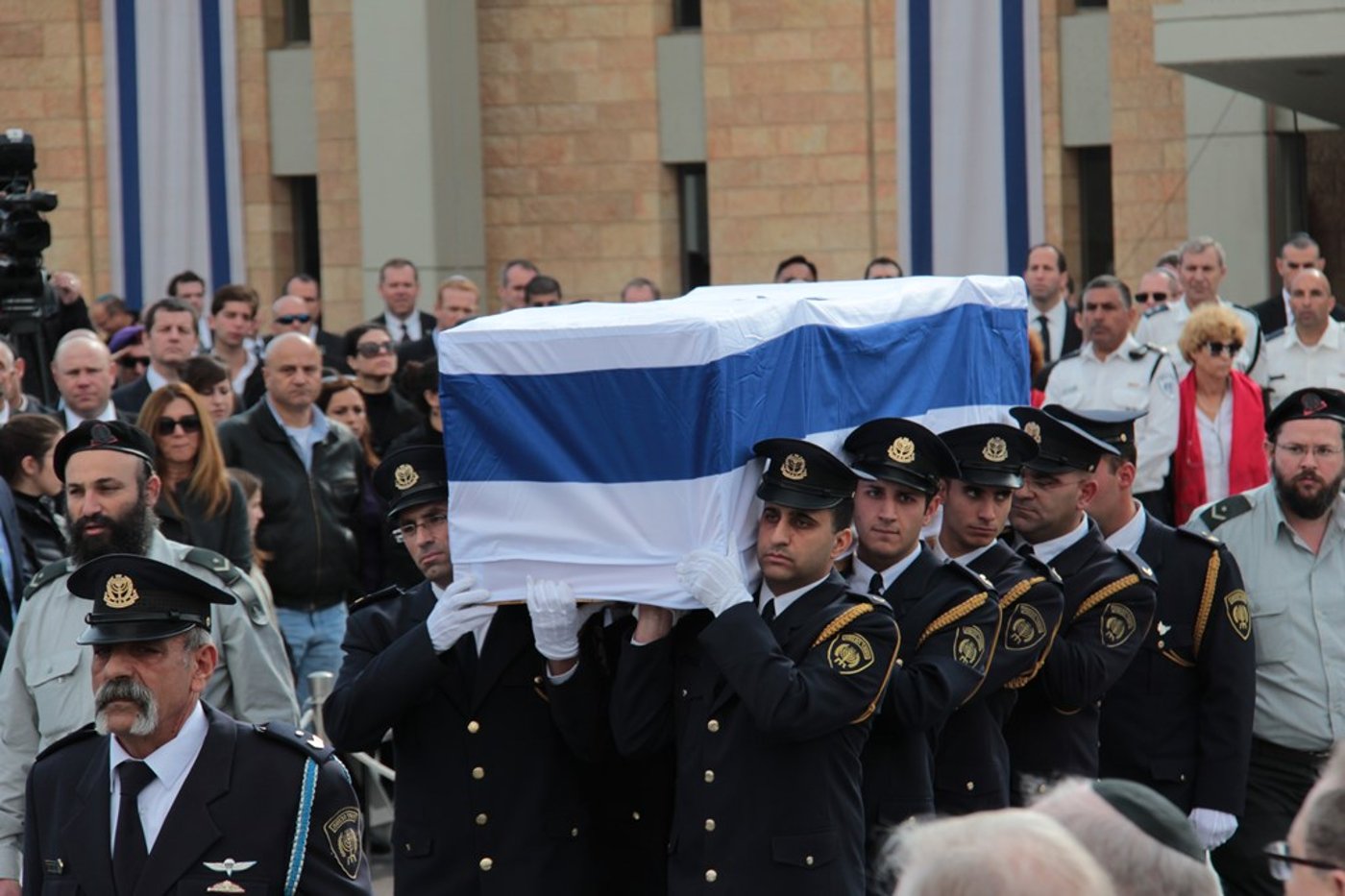 האשכבה: הרבנים הראשיים נשאו תפילה בשירת הזמרת