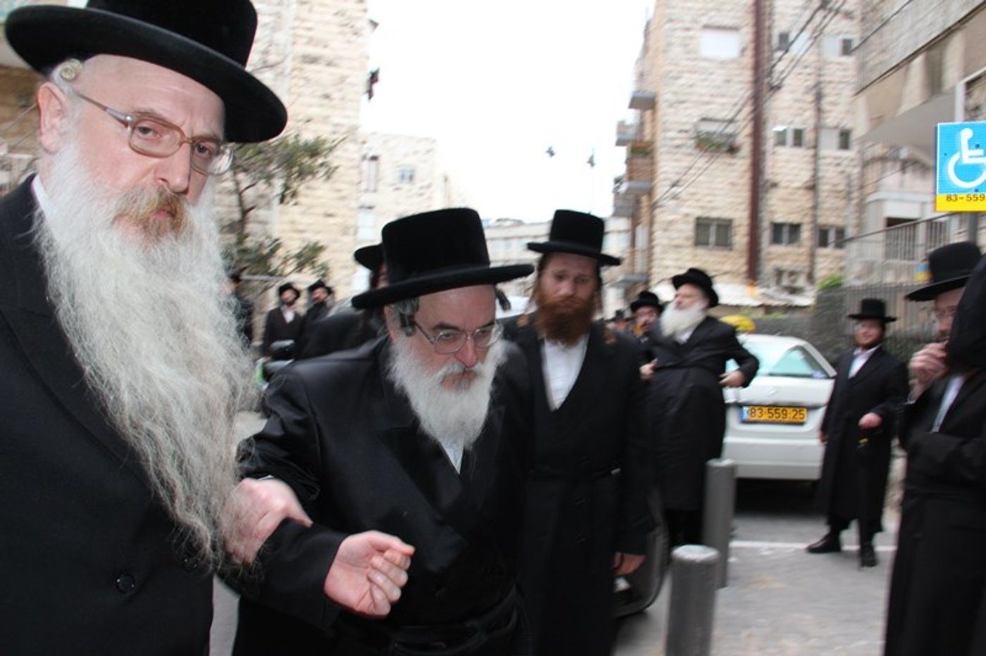 צפו: האדמו"רים מגיעים לכינוס "המועצת"