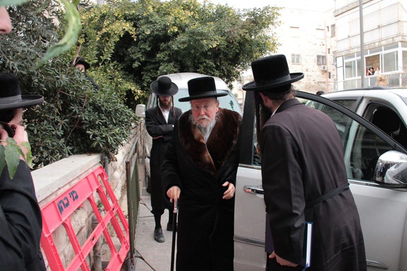 צפו: האדמו"רים מגיעים לכינוס "המועצת"