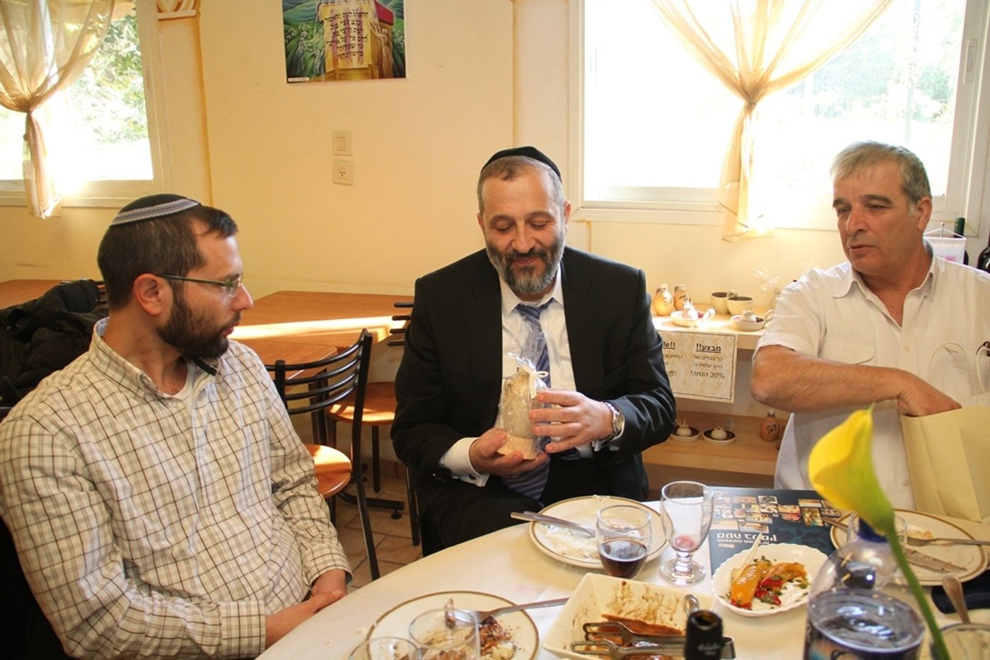 דרעי ביקר אצל המתנחלים בשומרון: "זו הארץ שלנו"