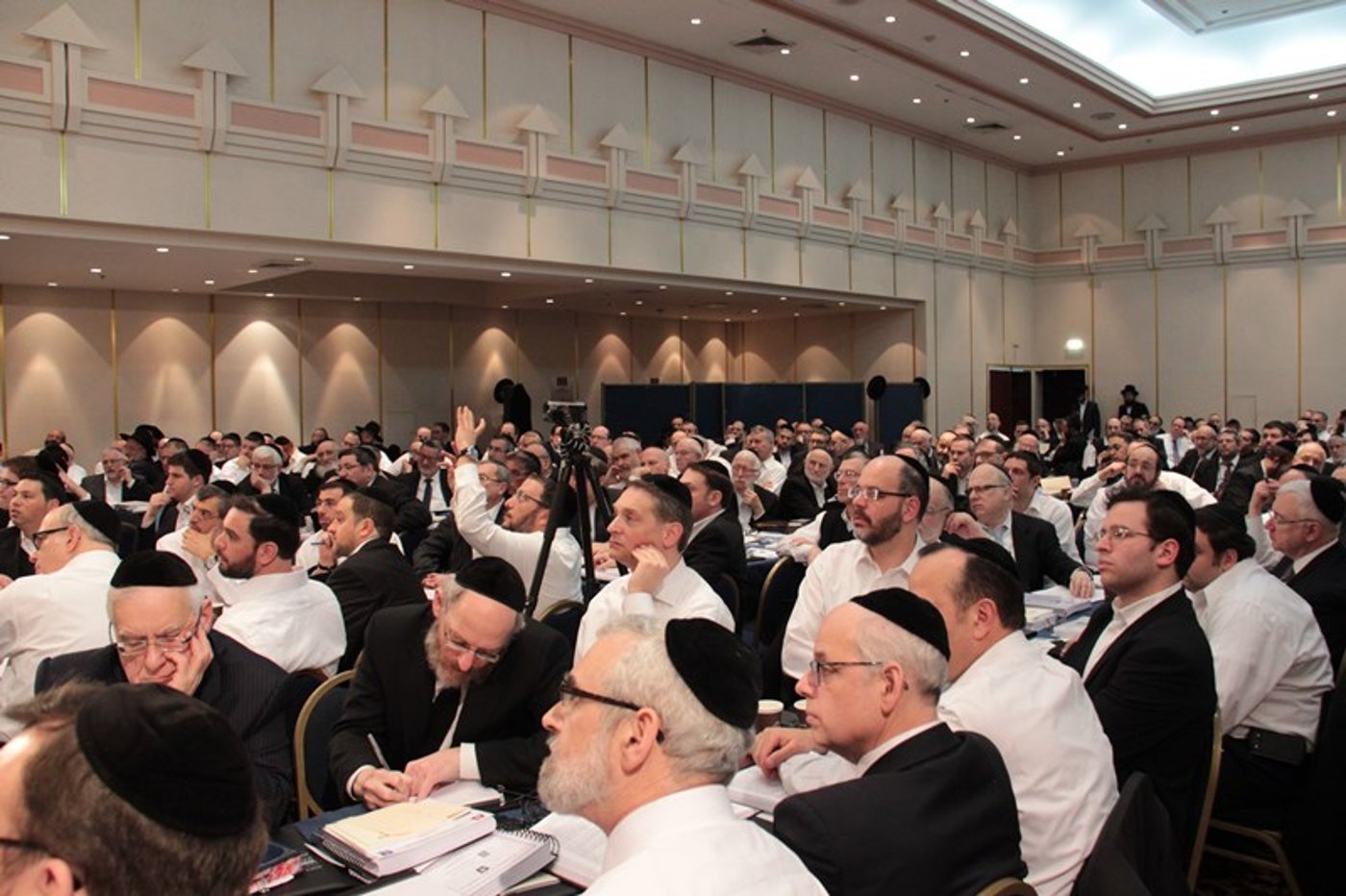 הגאב"ד קרא לישראלים: "תלמדו מהבעל'בתים של אמריקה"