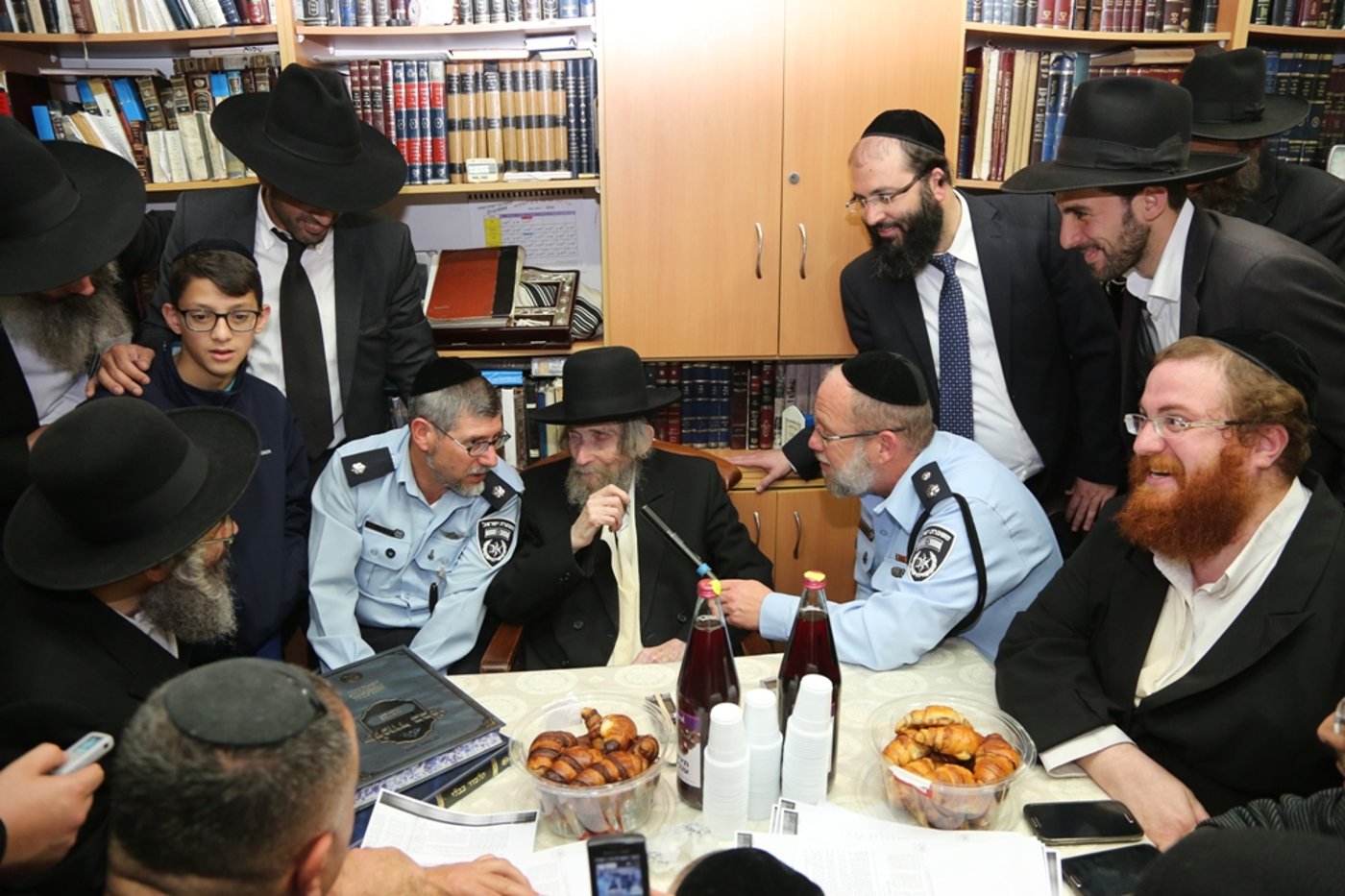 תיעוד: עשרות שוטרים בבית מרן הגראי"ל שטיינמן