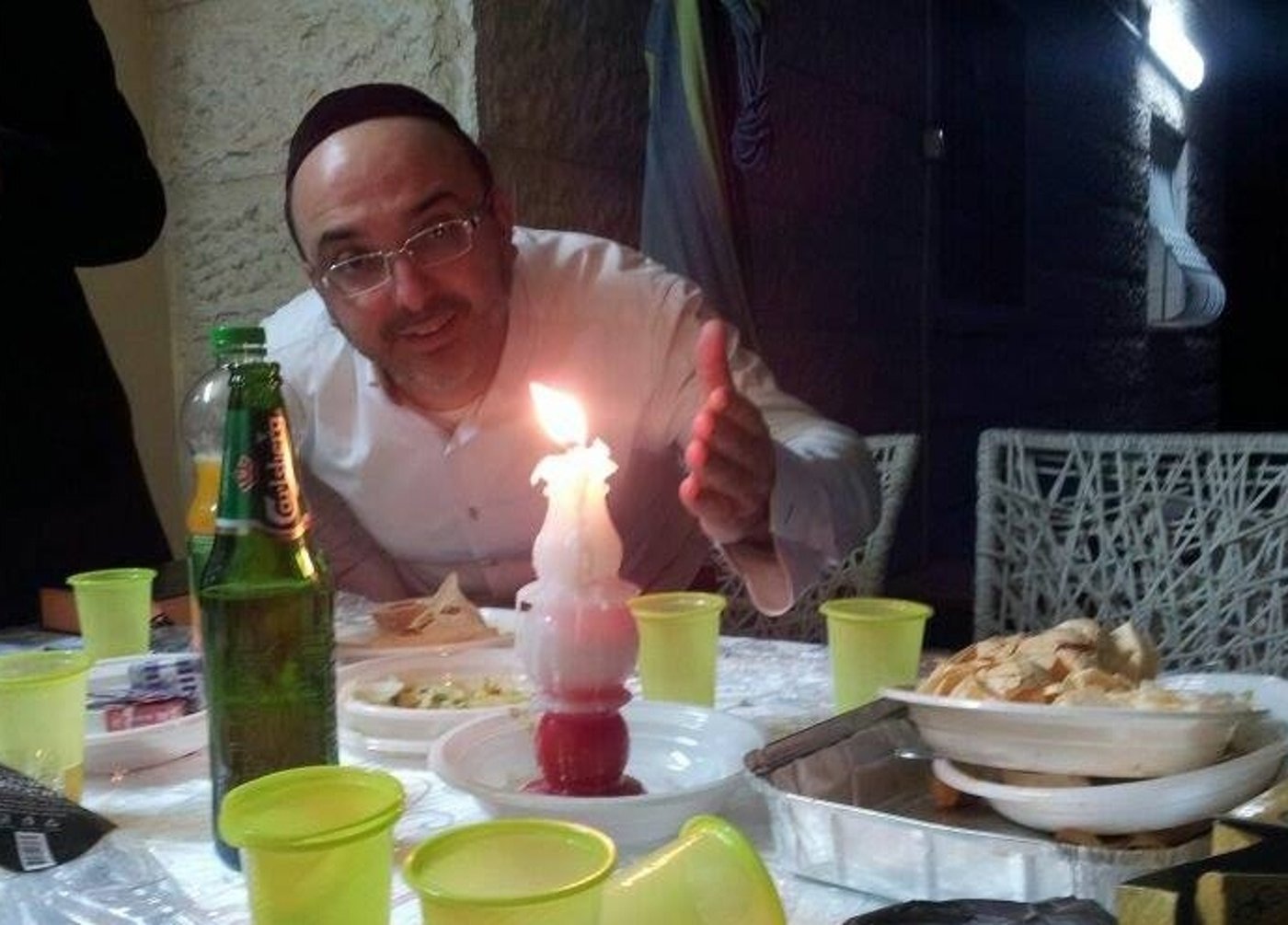 הדליק נר. שוקרון בהילולה