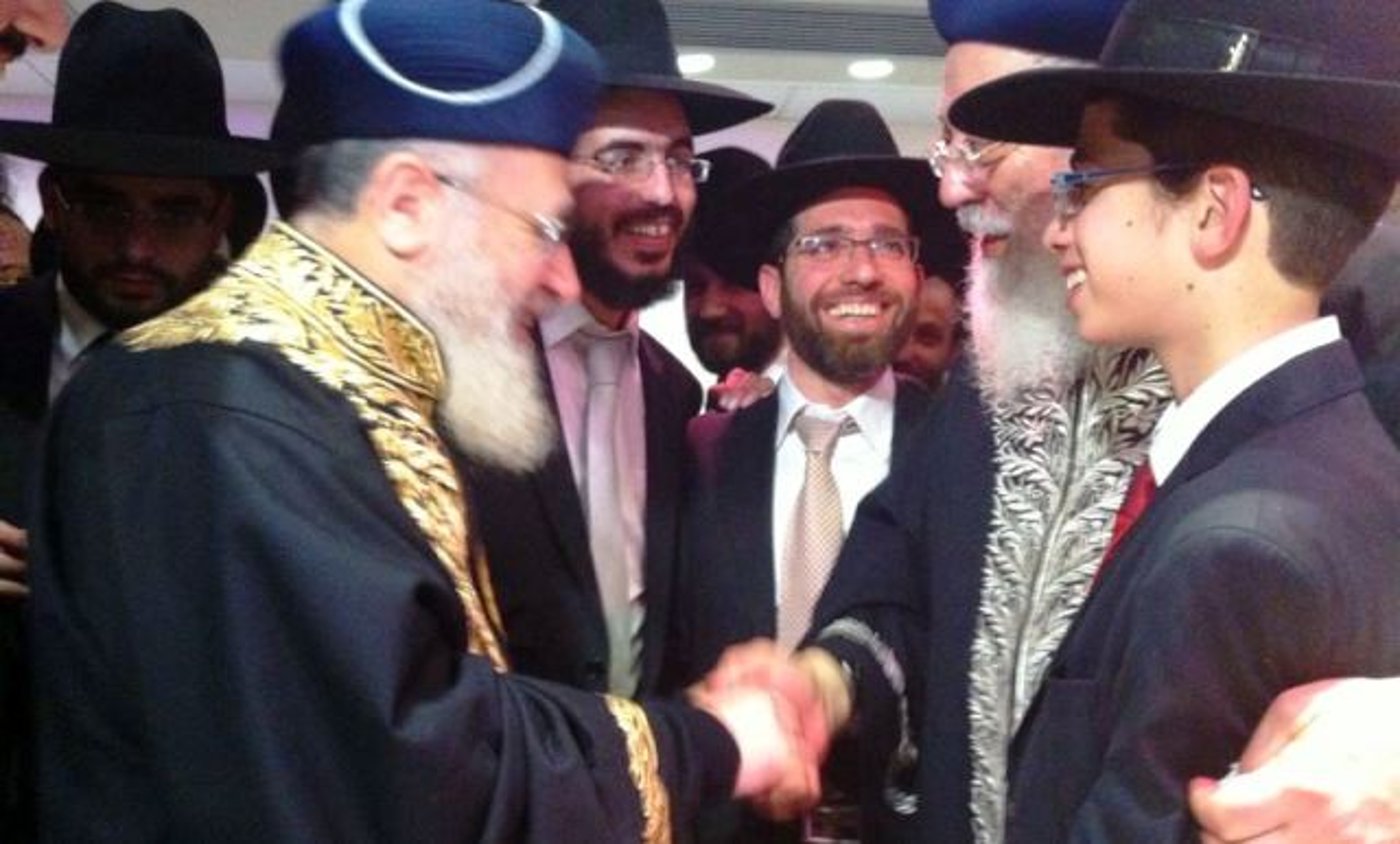 הגר"י יוסף והגר"ש עמאר בלחיצת היד