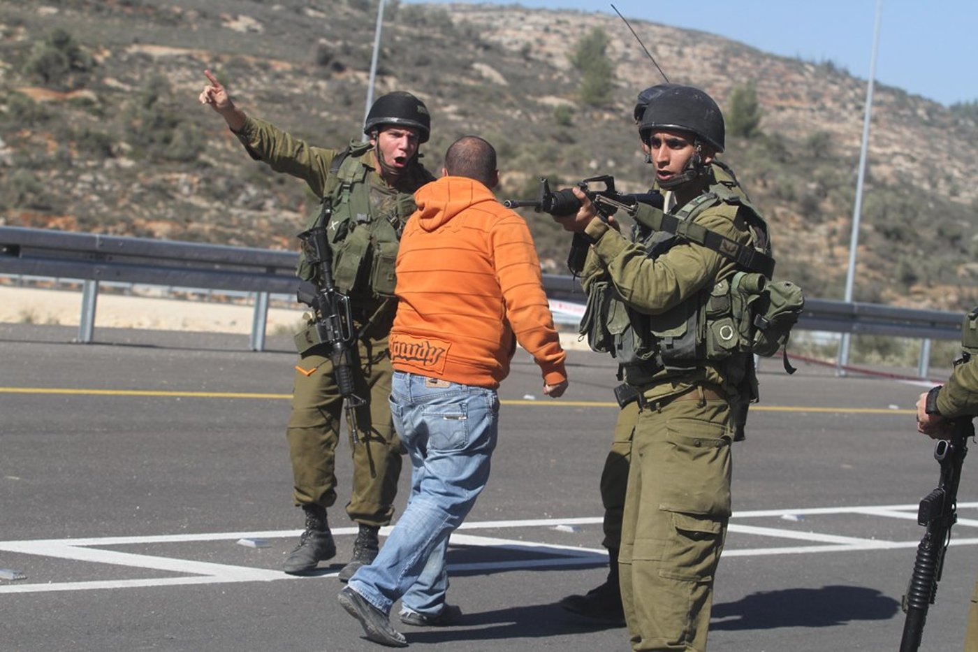 פלסטיני ירה לעבר חיילים; נורה ונהרג