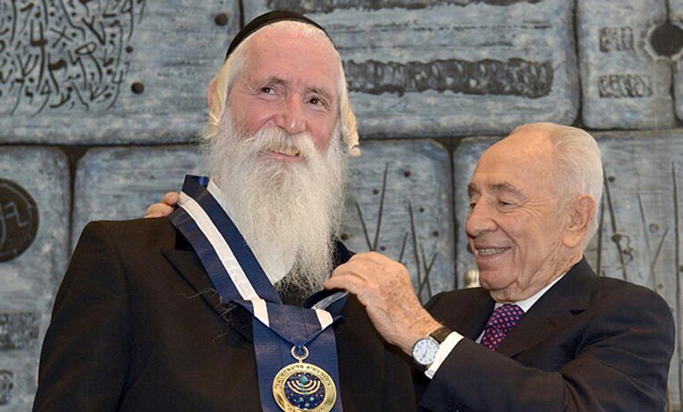 הנשיא מעניק את האות לרב גרוסמן