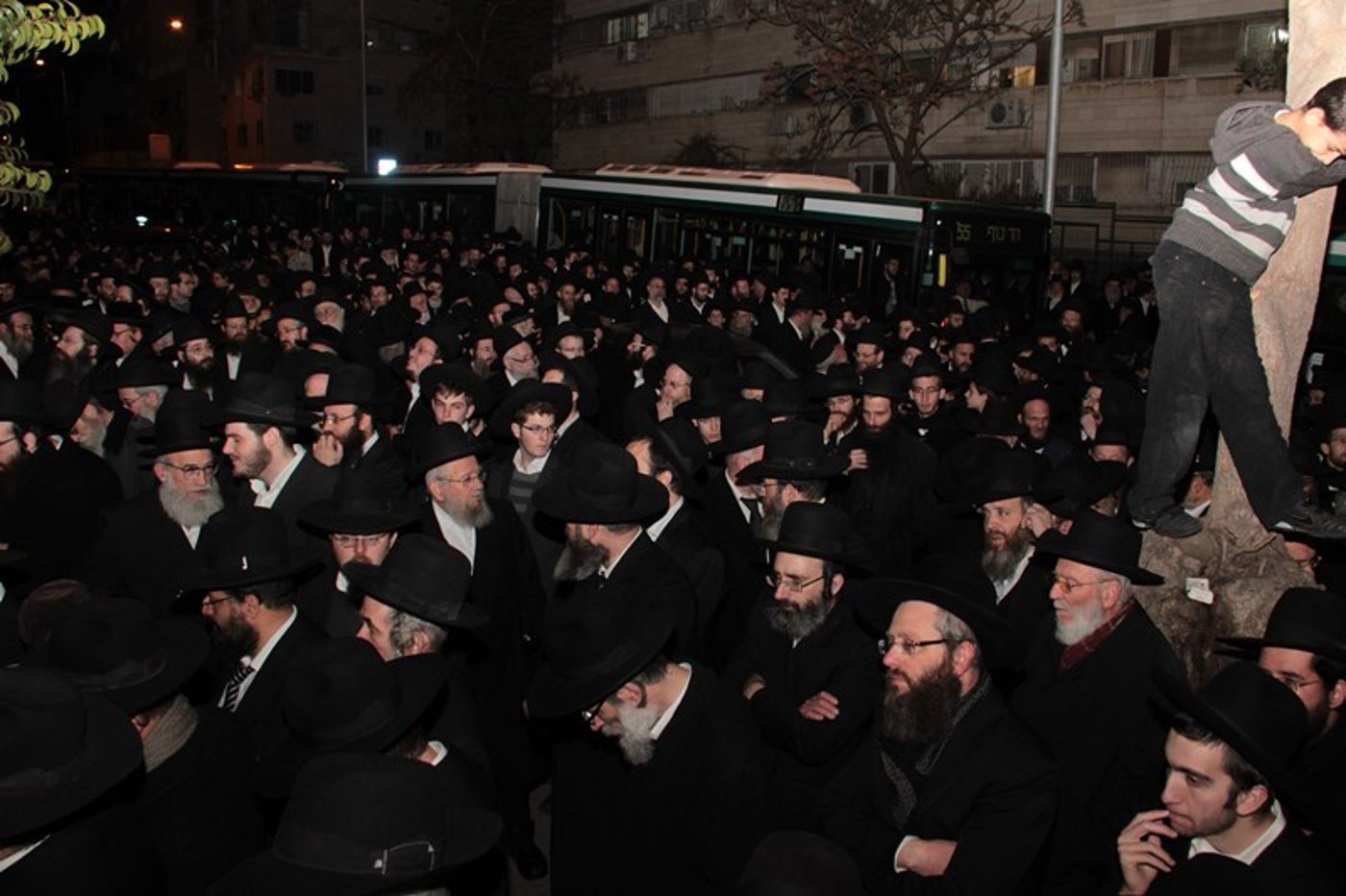 תיעוד: מאות ליוו את בנו של הגרי"ש אלישיב למנוחות