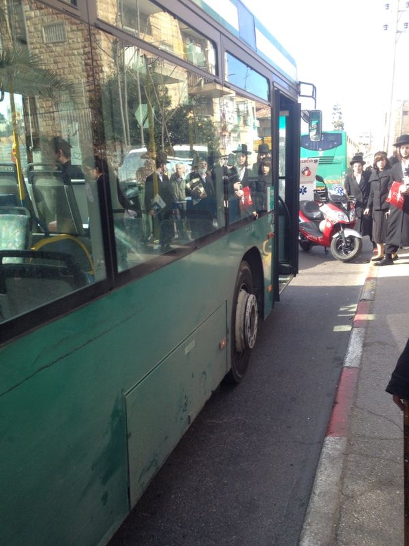 אסון בירושלים: אוטובוס פגע בחרדי, מצבו קשה