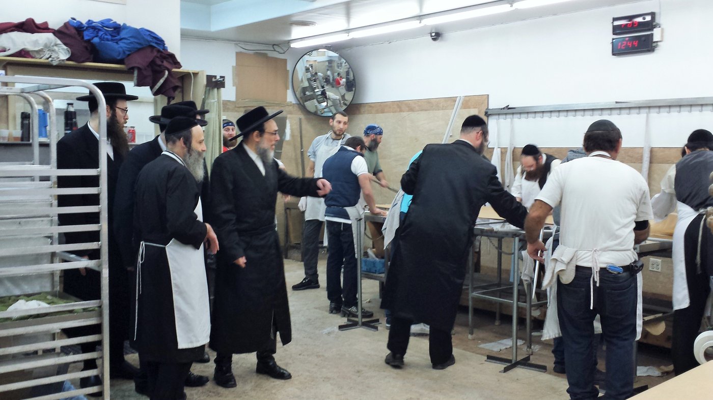 גלריה: עוד לא פורים, ב"פאפא" כבר אופים מצות