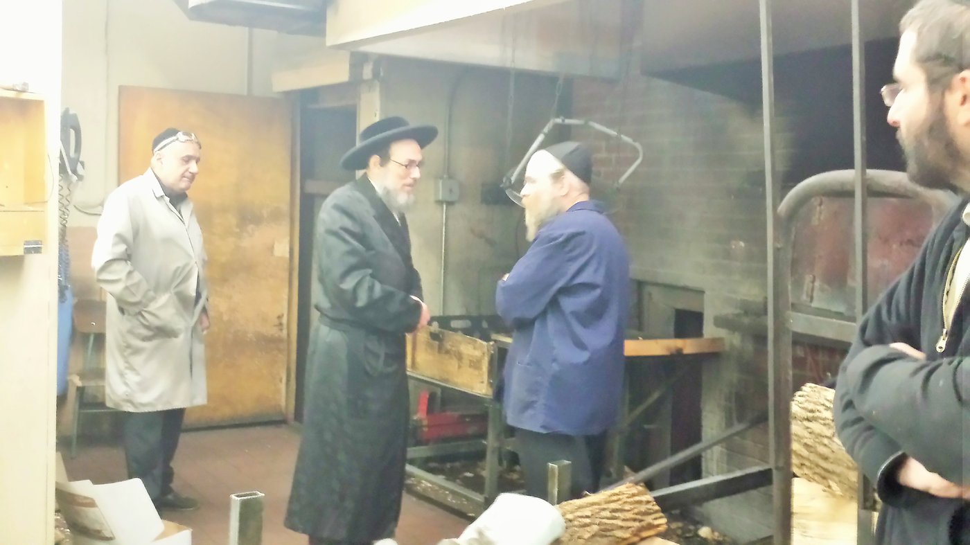 גלריה: עוד לא פורים, ב"פאפא" כבר אופים מצות
