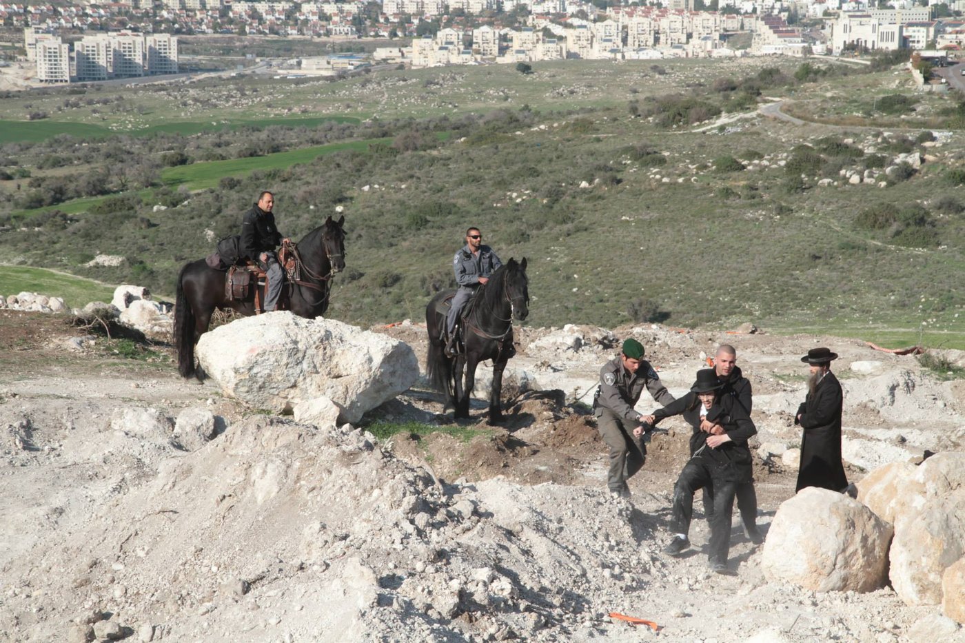 בית שמש: עשרות מחו על חילול קברים לטענתם במתחם גולובנציץ