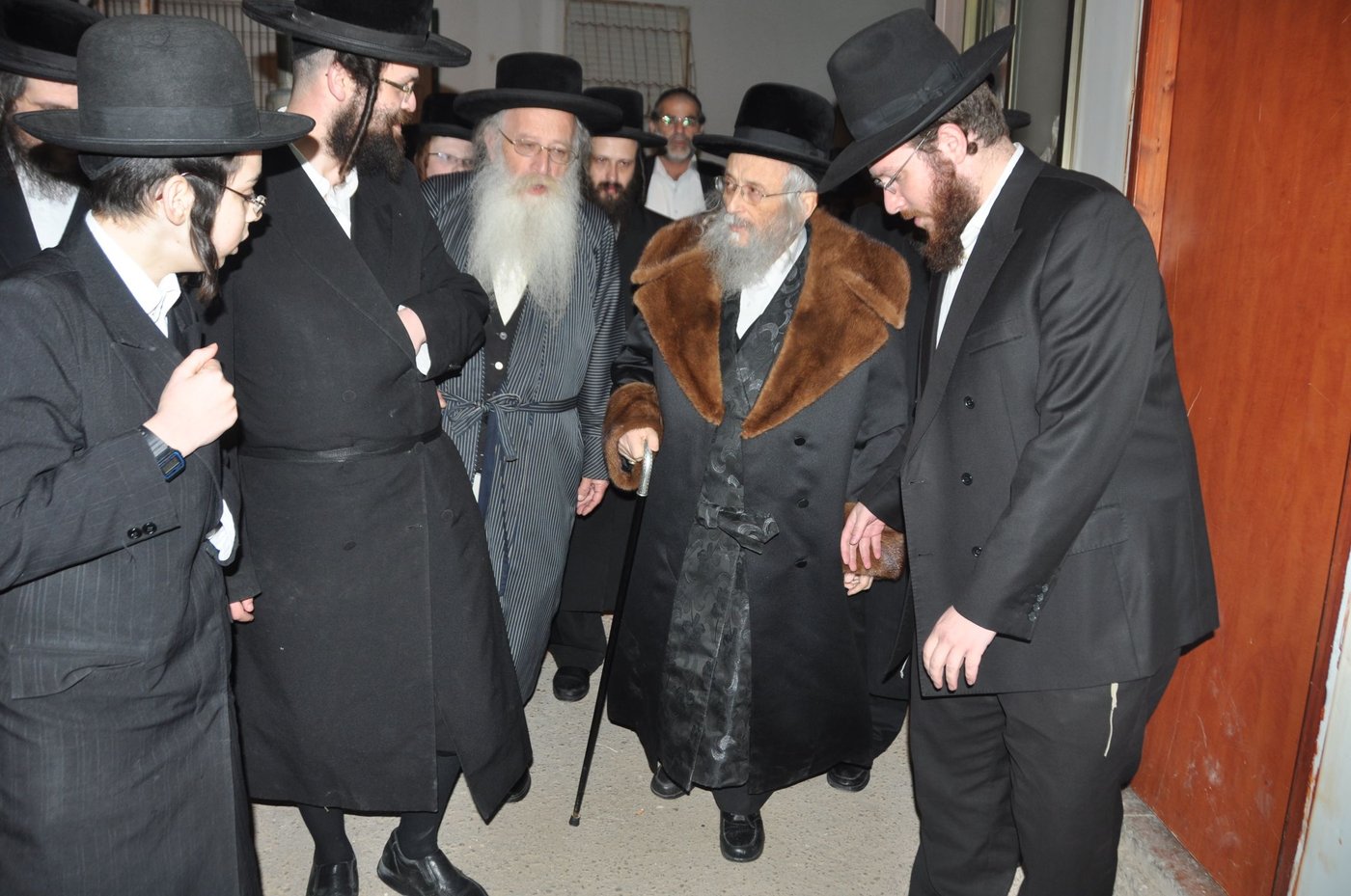 הגאב"ד הגרי"ט וייס: "ביזוי תלמידי חכמים חמור יותר מחפירת קברים"