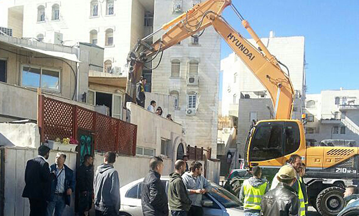 הדחפור הורס את בית הכנסת, הבוקר
