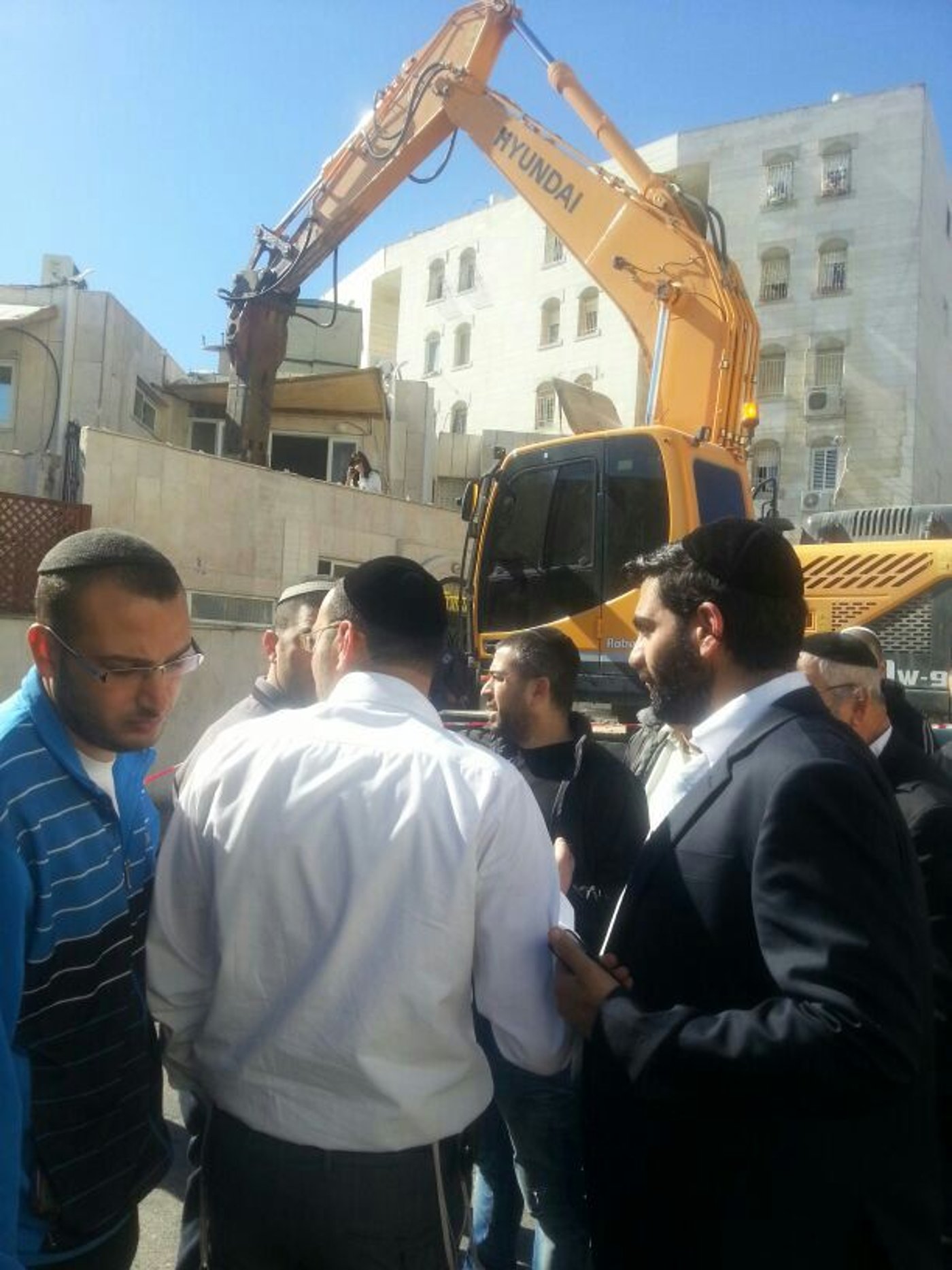 עיריית ירושלים הורסת בית כנסת בגילה בגלל מרפסת