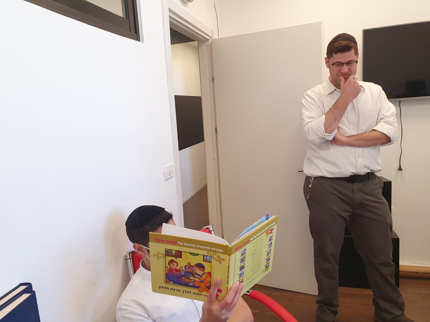 שעת סיפור, ולשם שינוי גם שעת הקשבה של האגדי מוישי מנס..