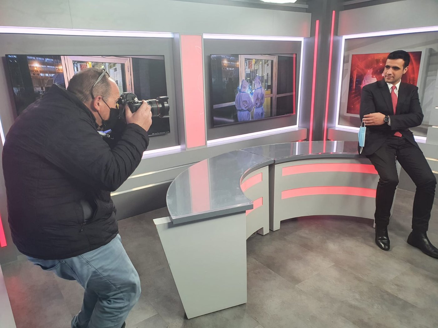 ושוב נתפס בעדשה: כשאין לישי ראיונות או אייטמים להעלות הוא שוכר צלם פרטי