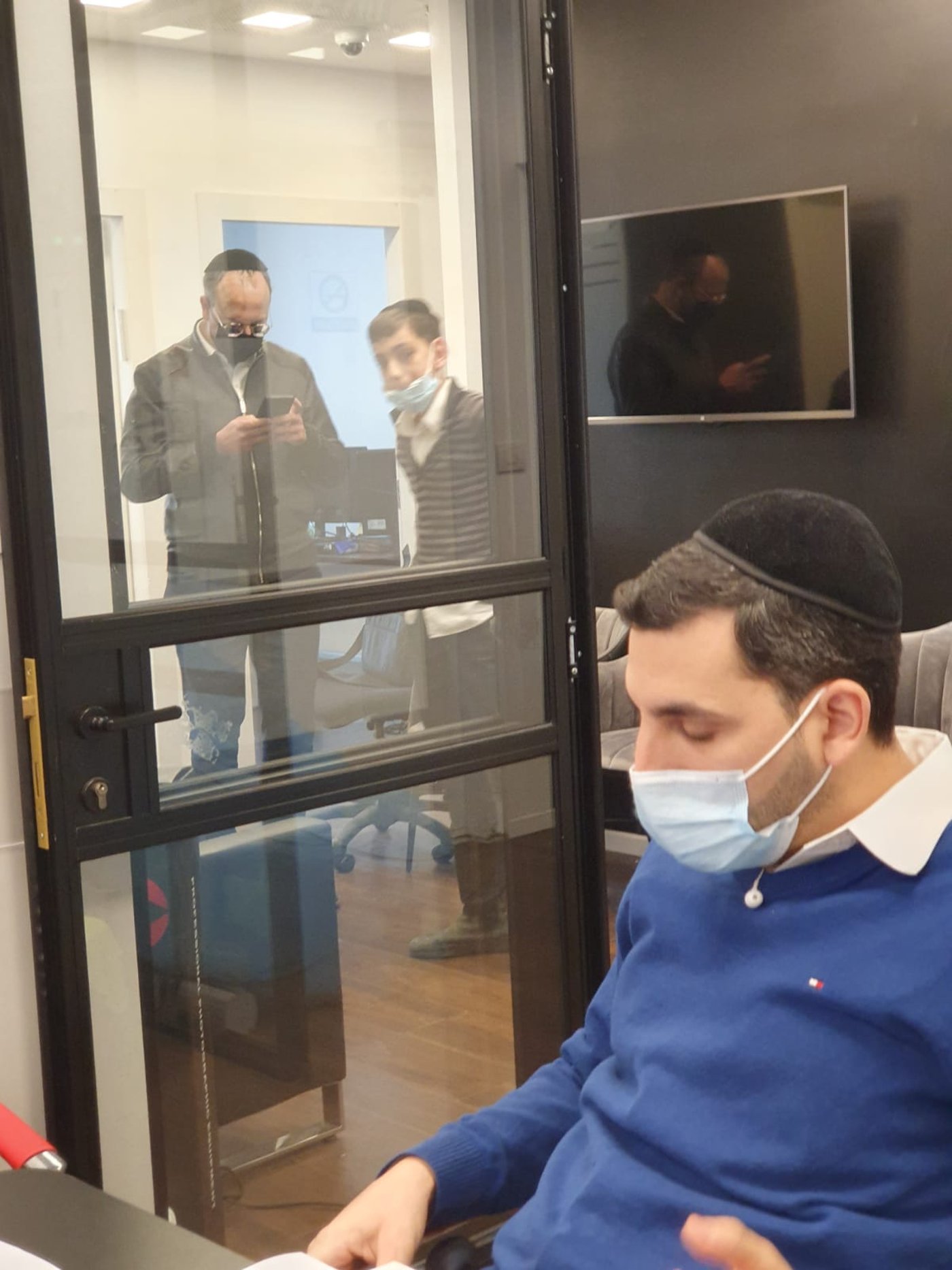 אילוסטרציה: זו רק בבואה דבבואה של פני העורך הראשי.....