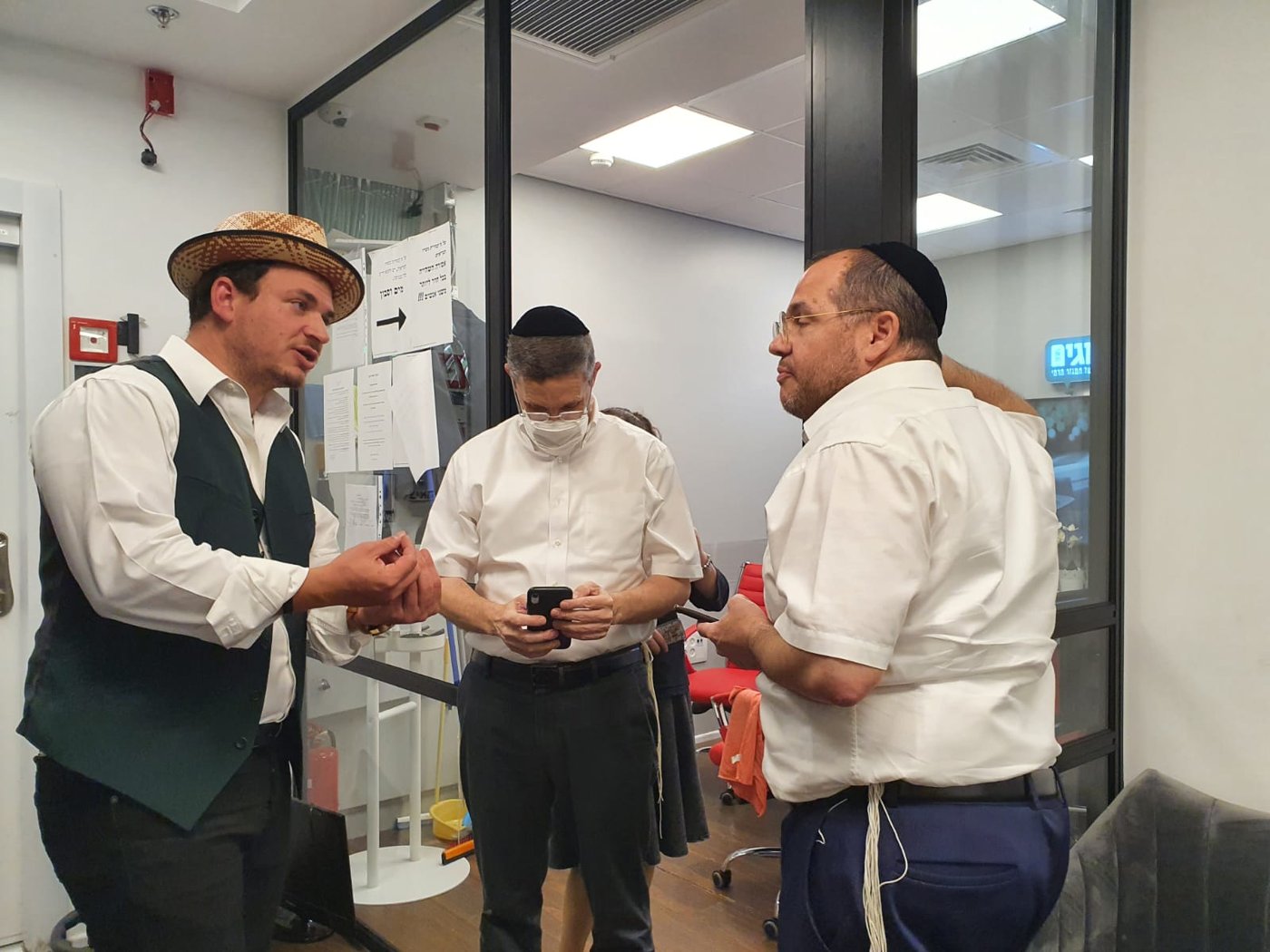 חובבי ז'אנר 'קרליבך' בעמידת
