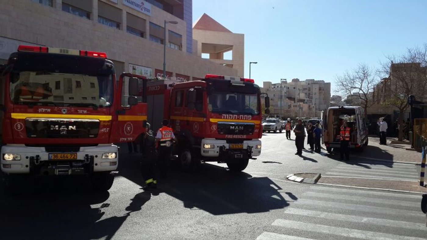 צפו: שריפה באלעד, ראש העיר ישראל פרוש התגייס