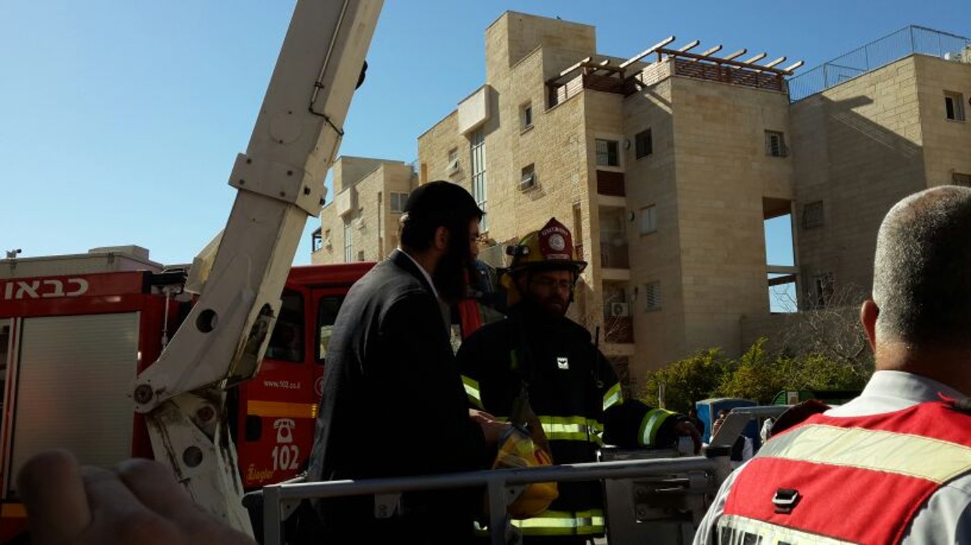 צפו: שריפה באלעד, ראש העיר ישראל פרוש התגייס