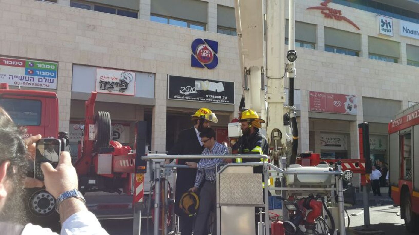 צפו: שריפה באלעד, ראש העיר ישראל פרוש התגייס