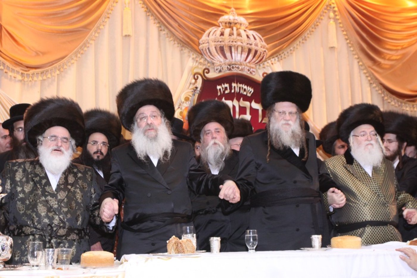 צפו: האדמו"ר מנדבורנה חיתן את בתו עם נכד האדמו"ר מהאלמין