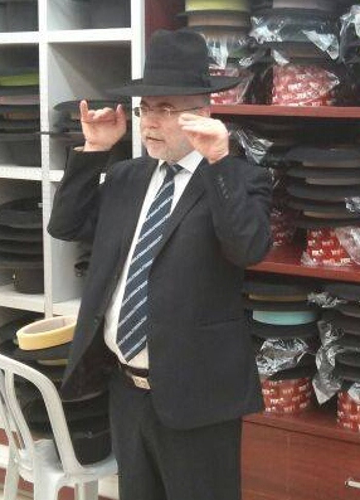 עניין של זויות. בניזרי והכובע