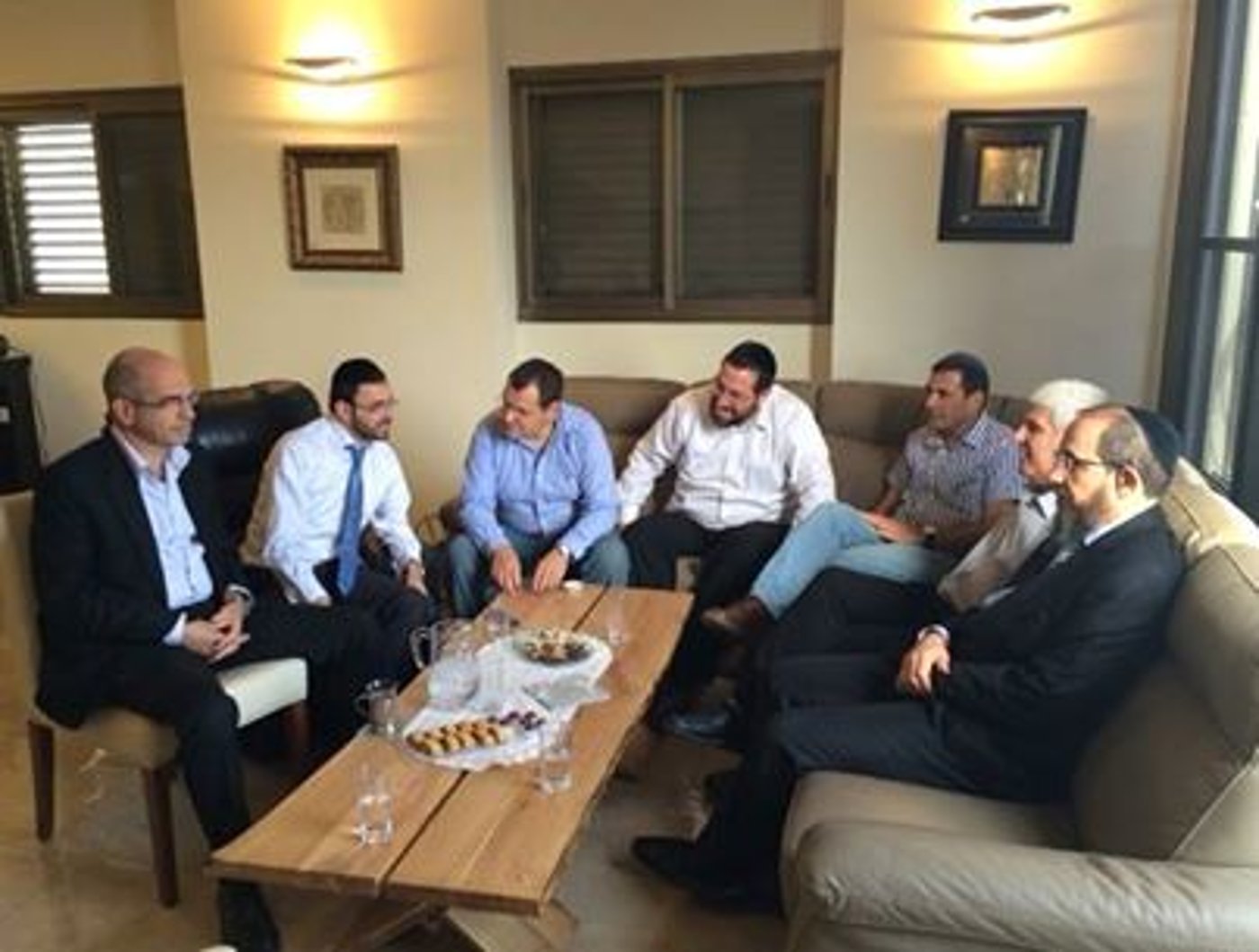 חברי העירייה בביתו של בוסו, היום