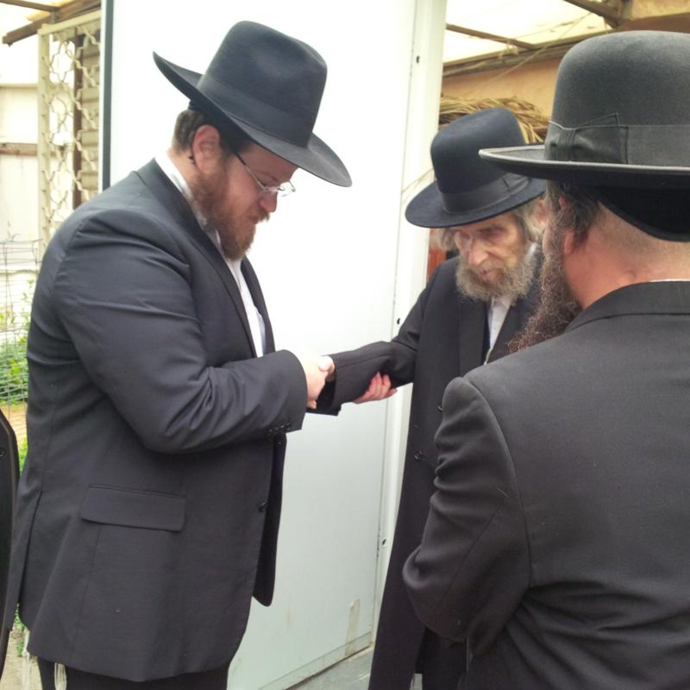 מרן הגראי"ל שטיינמן יוצא מביתו, הבוקר