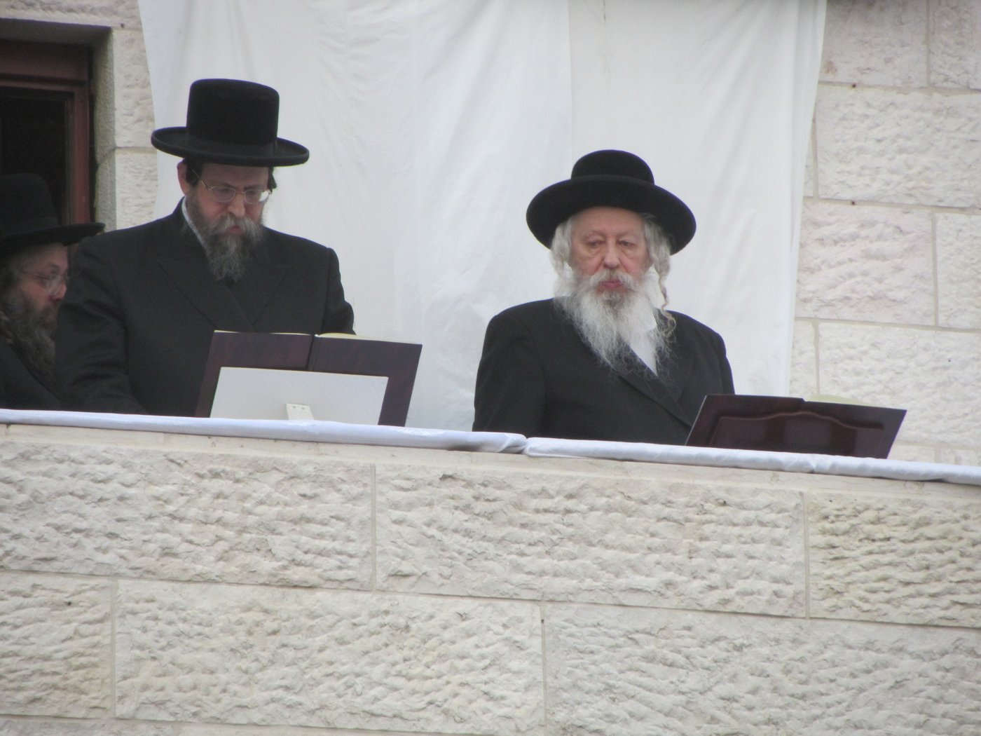 תמונות: האדמו"ר מגור והאדמו"ר מבאיאן ב"עצרת"