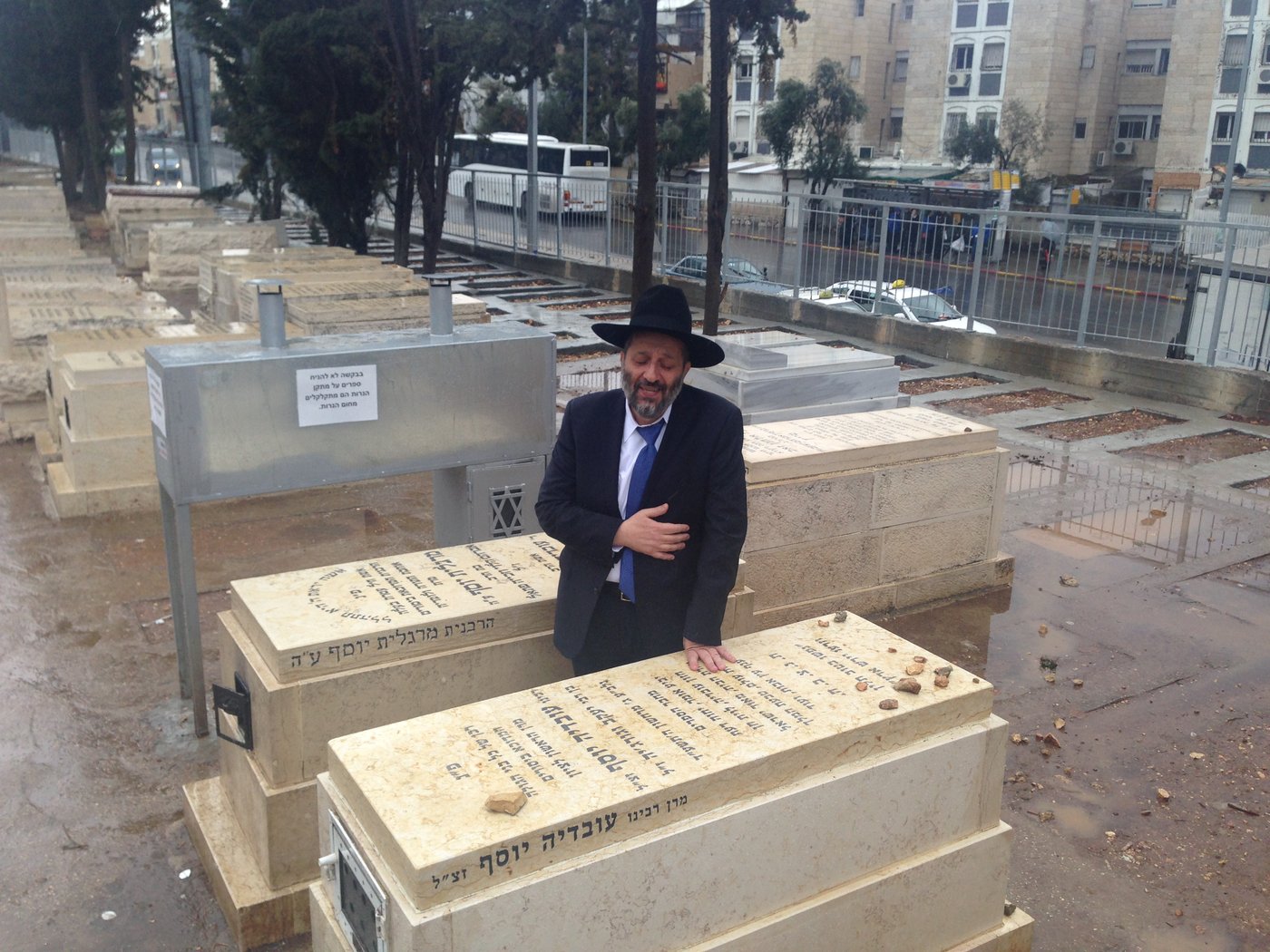 לאחר הניצחון בבית שמש: אריה דרעי עלה לציון מרן הרב עובדיה