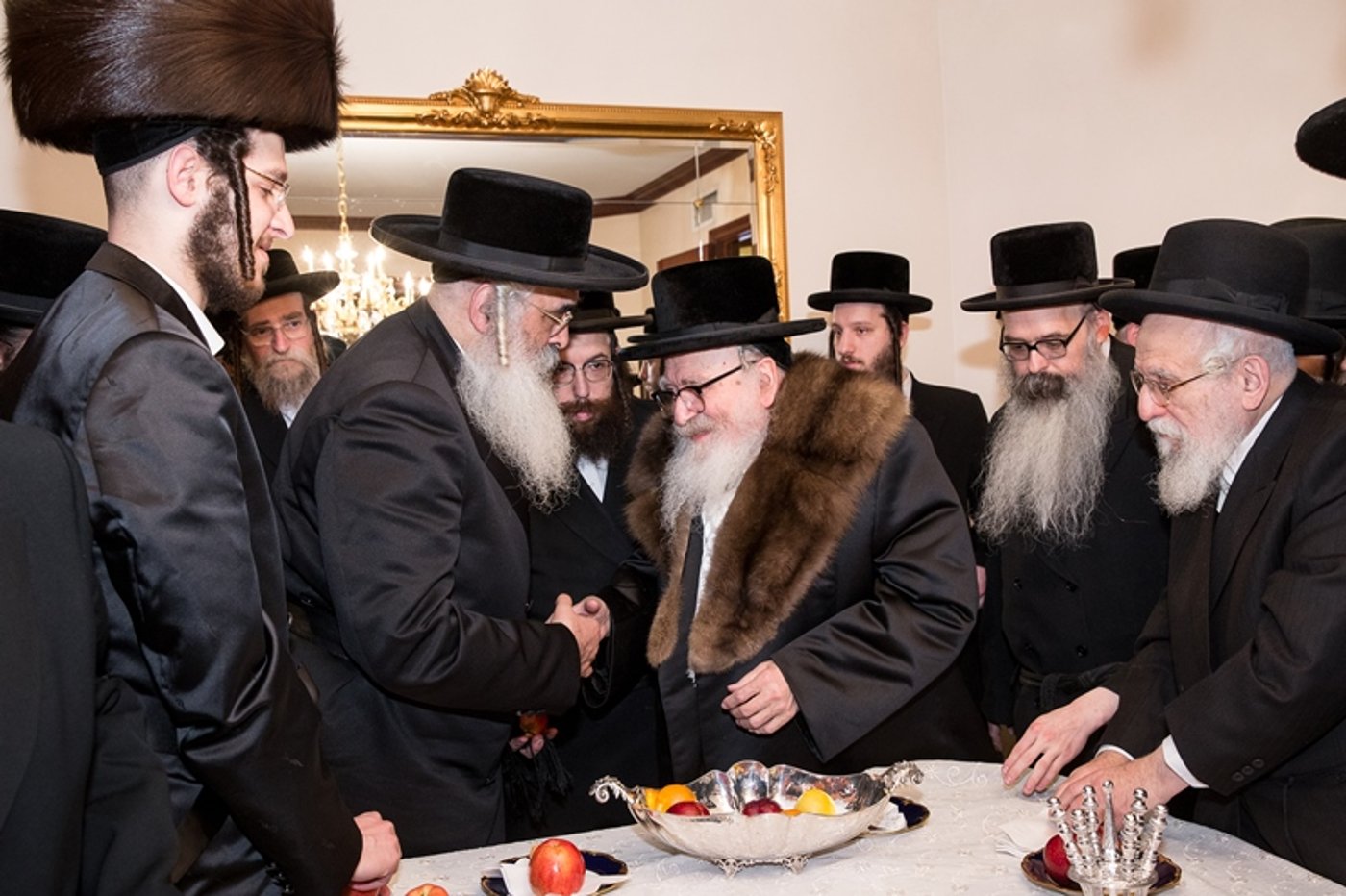 האדמו"ר מסקווירא בירך את הרבי מדושינסקי לרגל חתונת בנו