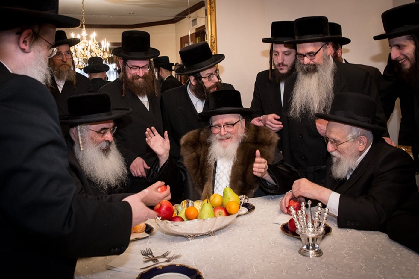 האדמו"ר מסקווירא בירך את הרבי מדושינסקי לרגל חתונת בנו