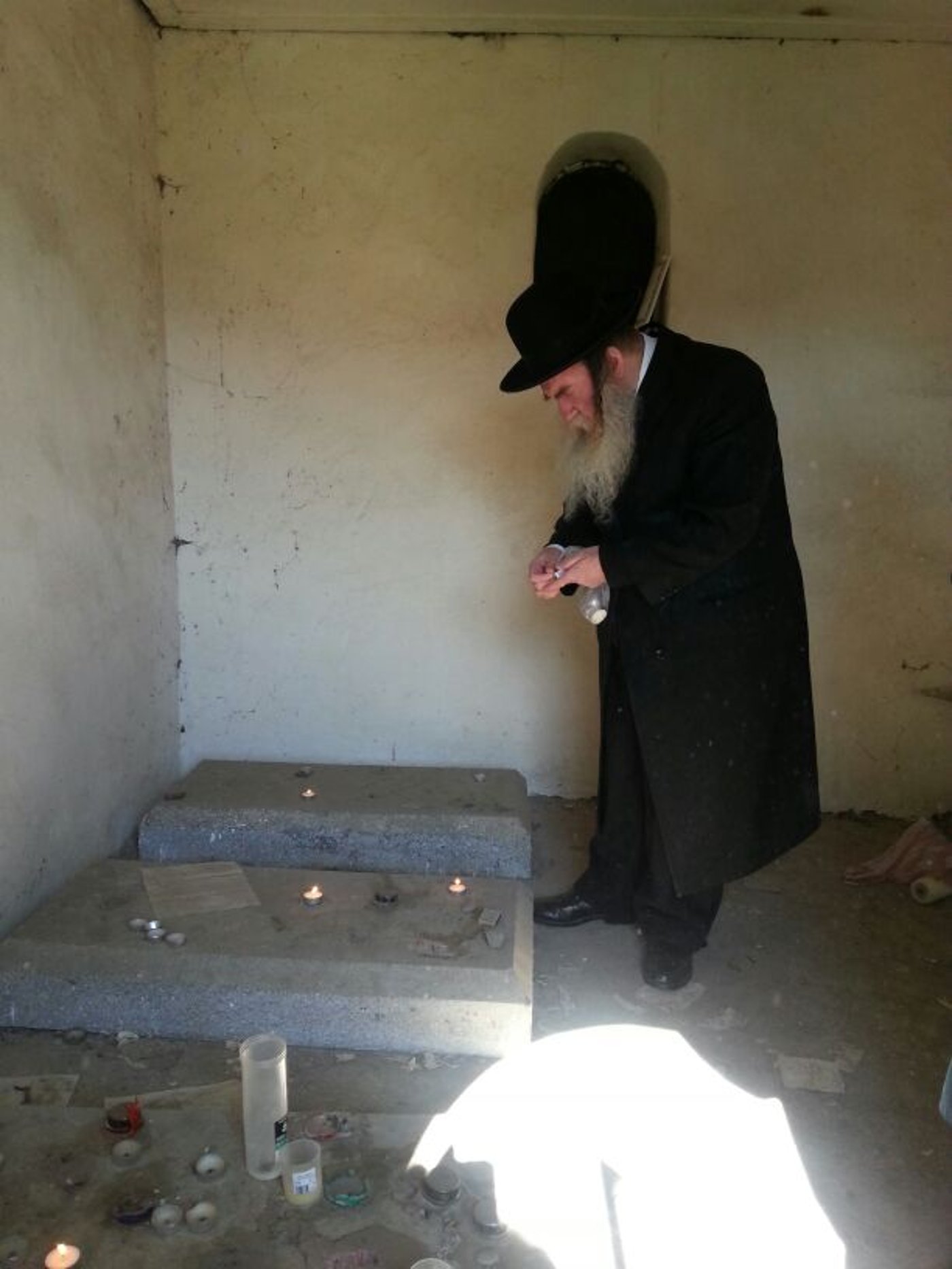 תיעוד בלעדי: התפילה בקבר סביו של יאיר לפיד