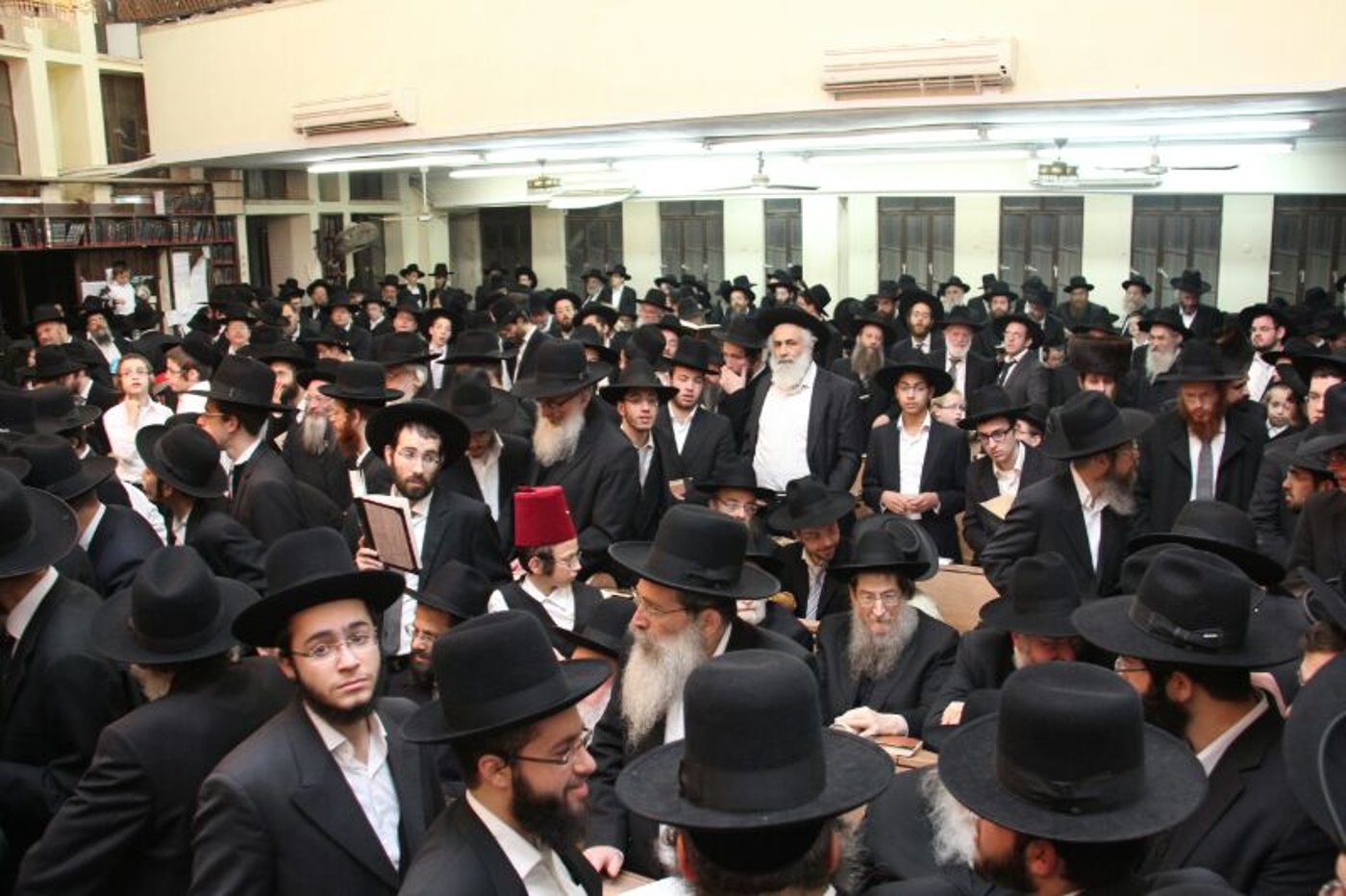 צפו בגלרית ענק: גדולי ישראל קוראים את המגילה