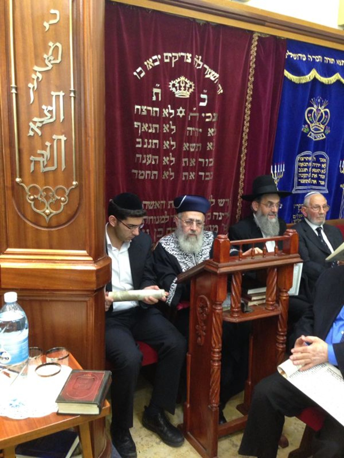 צפו: הגר"י יוסף בקריאת המגילה